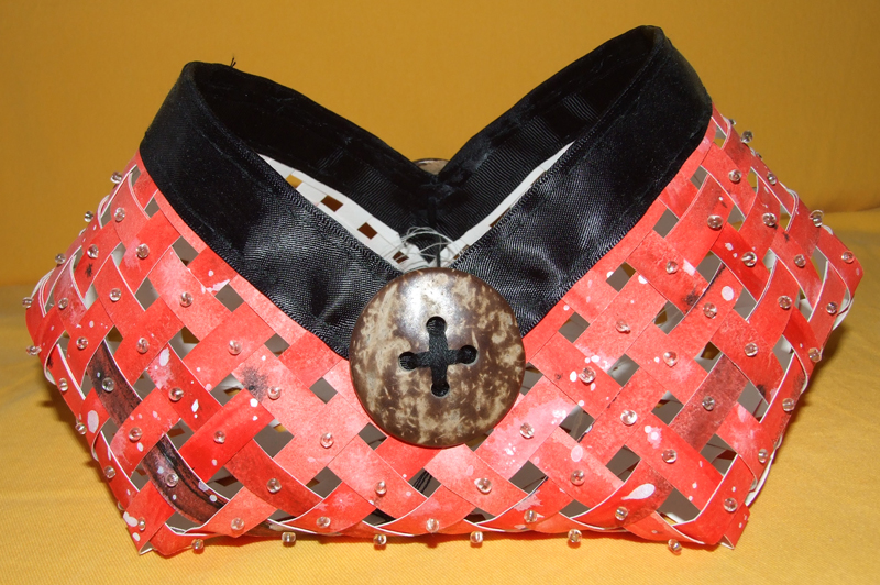 Paper plaited basket with black collar