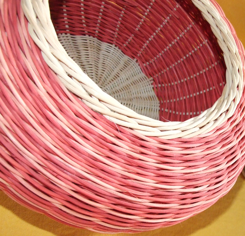 Round reed basket with gradient colours