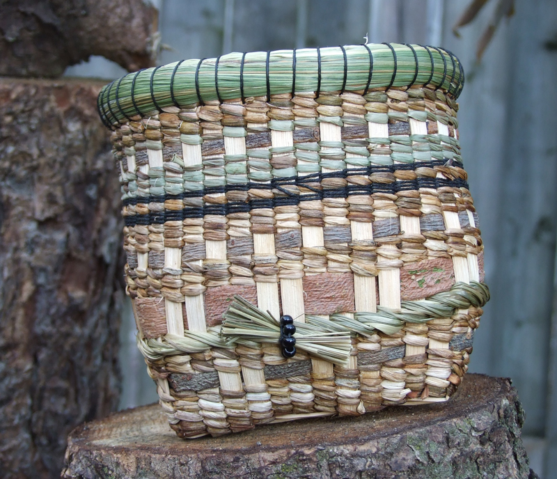 Twill basket woven with barks and grasses