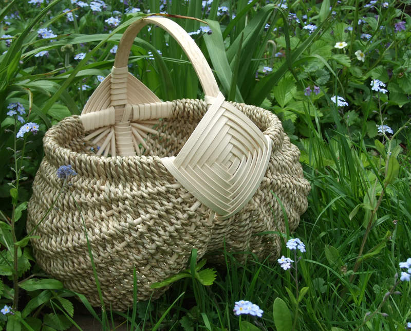 Rib basket with seagrass