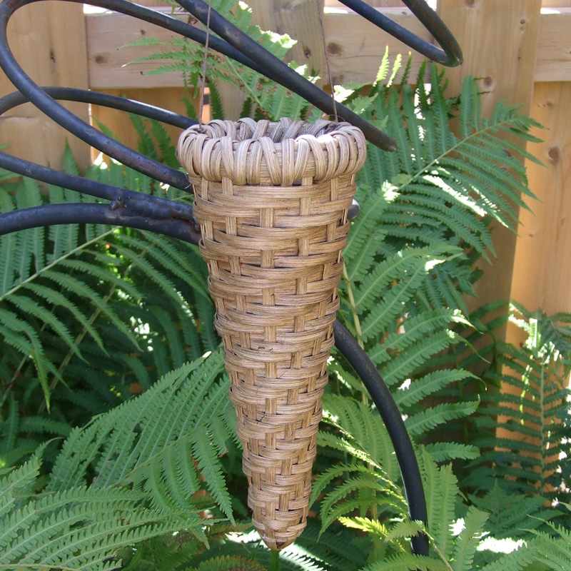 Small, hanging basket perfect for a small bunch a dried flowers.